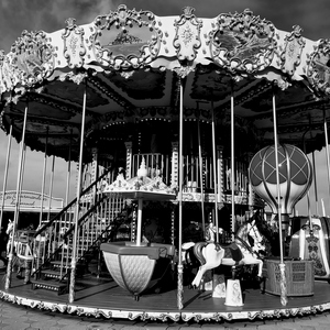 Carrousel en noir et blanc  - France  - collection de photos clin d'oeil, catégorie paysages